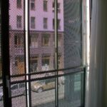 Blick aus einem Fenster in der Alte Schönhauser Straße, Berlin, durch Streckmetall-Sonnenschutz-Paneele 
