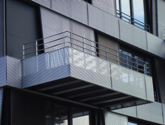 Streckmetall genutzt als Balkonumgrenzung an einem Gebäude in Bremen