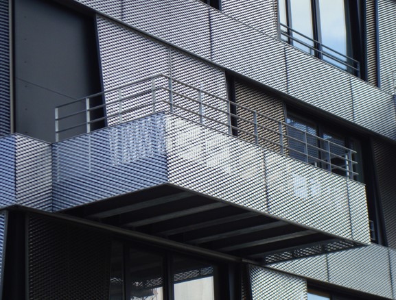 Strekmetaal voor de bekleding van een balkon op een gebouw in Bremen