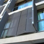 Sonnenschutz-Panele aus Streckmetall an einem Haus in Berlin