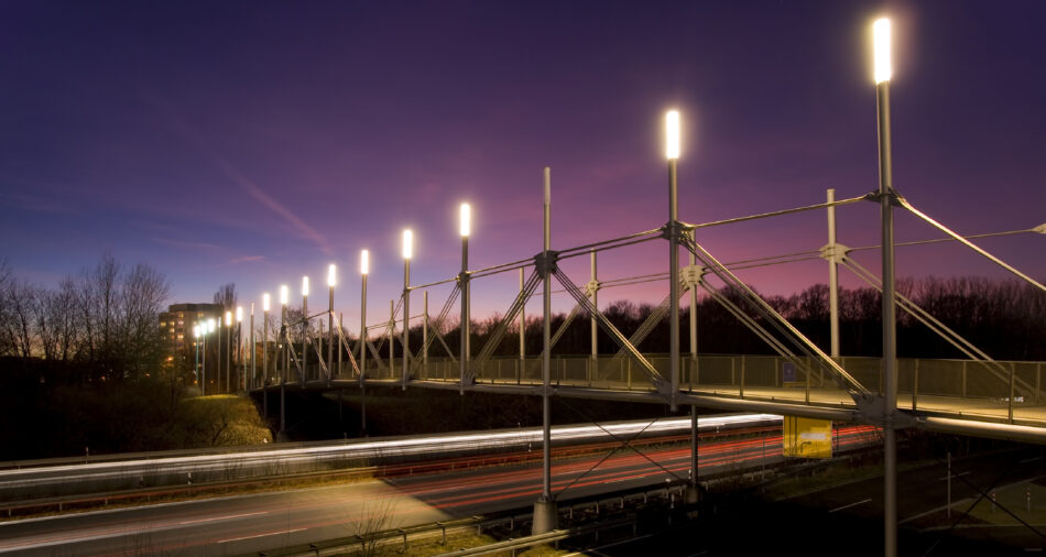 Fußbrücke mit Streckmetall-Geländer zum Ausstellungsgelände der EXPO 2000 in Hannover