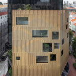 Golden Curtain Wall, Singapur.
Goldfarbenes Streckmetall verbaut als Fassadenverkleidung der an einem Bürogebäude.